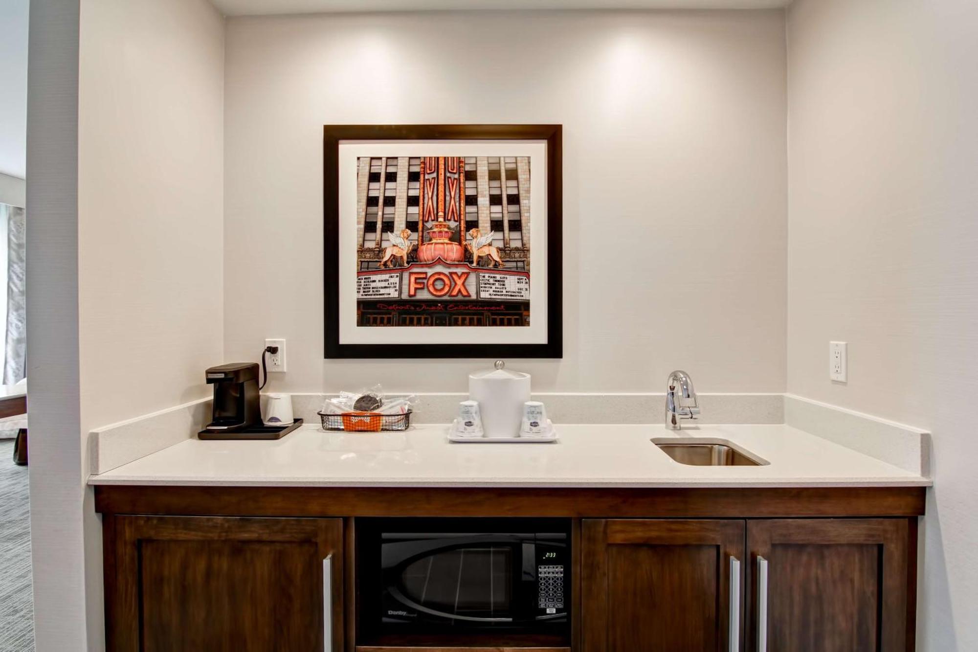 Hampton & Detroit/troy Hotel