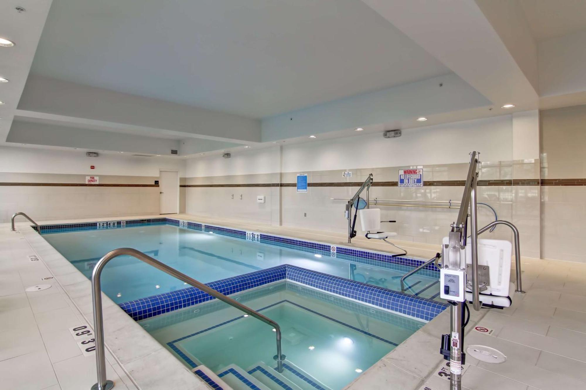 Hampton & Detroit/troy Hotel 3*