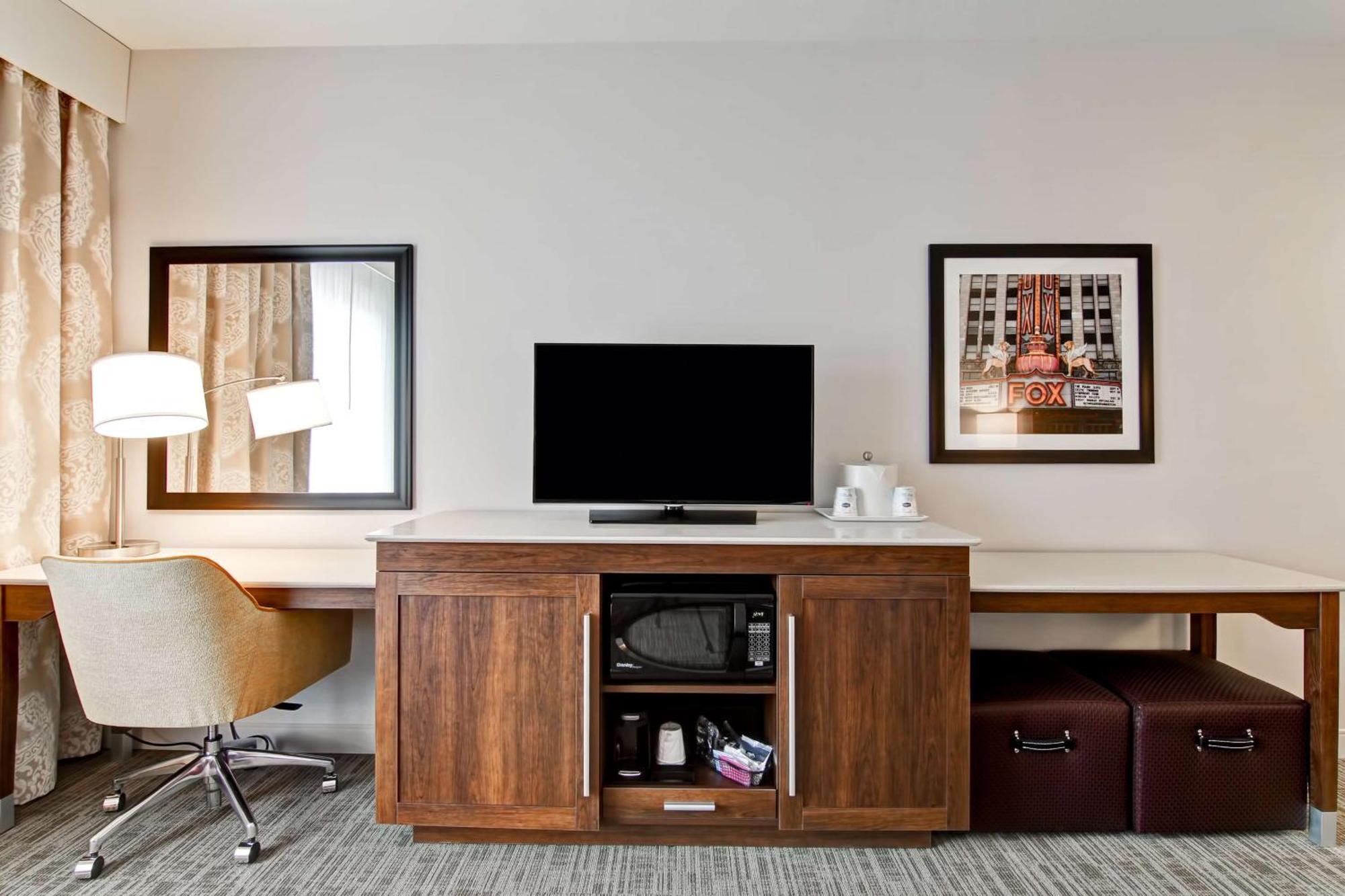 Hampton & Detroit/troy Hotel 3*