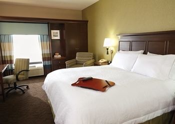 Hampton & Detroit/troy Hotel